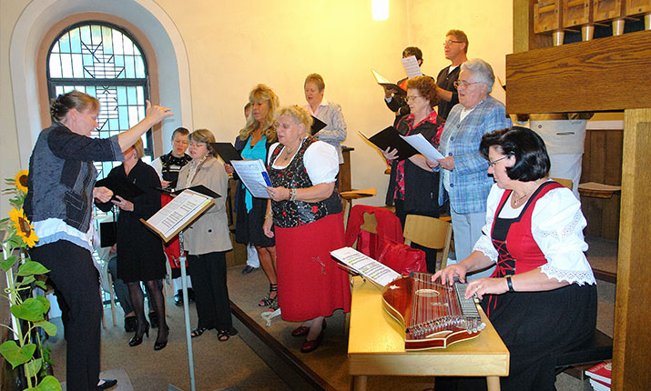 3-elisabeth-riest-an-der-zither-kirchenchor-niederwasser